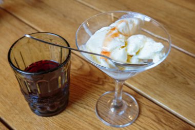 Karamelli vanilyalı dondurma..