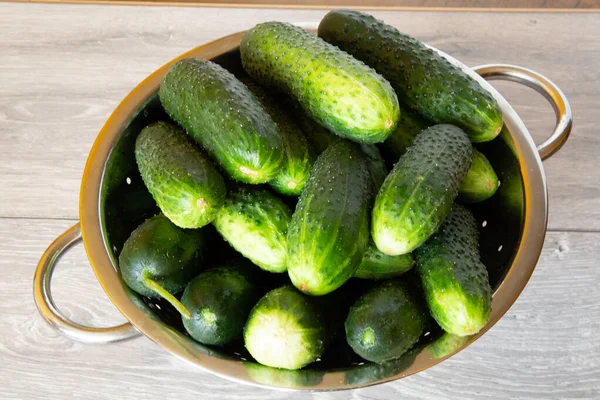 Frische Gurken Einem Sieb Über Holzgrund Frische Produkte Vom Bauernmarkt — Stockfoto