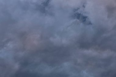 Kara fırtına bulutları, gökyüzü desenleri arka plan.