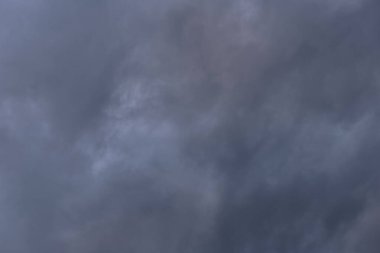 Kara fırtına bulutları, gökyüzü desenleri arka plan.