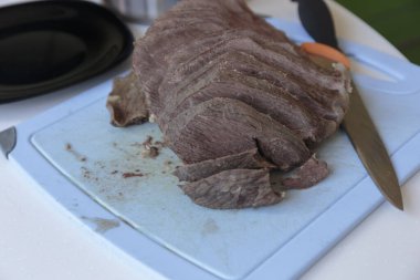 Kesme tahtasında dilimlenmiş sığır eti. Seçici odaklanma. Yakın çekim..