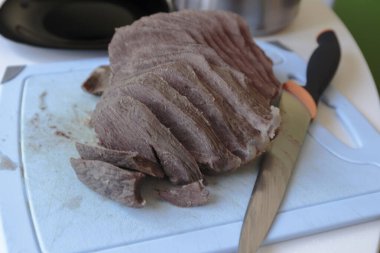 Kesme tahtasında dilimlenmiş sığır eti. Seçici odaklanma. Yakın çekim..