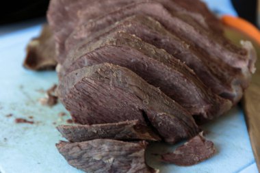 Kesme tahtasında dilimlenmiş sığır eti. Seçici odaklanma. Yakın çekim..