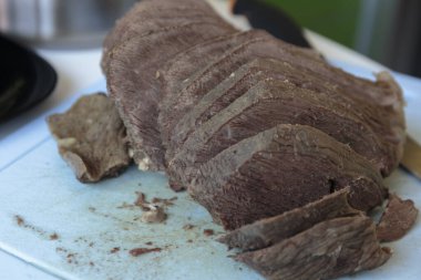 Kesme tahtasında dilimlenmiş sığır eti. Seçici odaklanma. Yakın çekim..