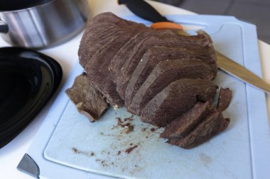 Kesme tahtasında dilimlenmiş sığır eti. Seçici odaklanma. Yakın çekim..