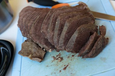 Kesme tahtasında dilimlenmiş sığır eti. Seçici odaklanma. Yakın çekim..