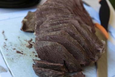 Kesme tahtasında dilimlenmiş sığır eti. Seçici odaklanma. Yakın çekim..