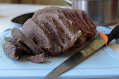 Kesme tahtasında dilimlenmiş sığır eti. Seçici odaklanma. Yakın çekim..