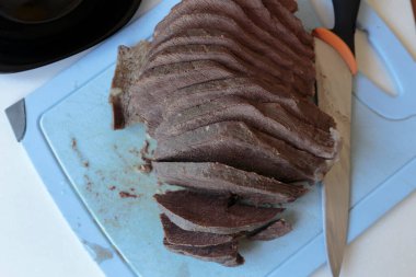 Kesme tahtasında dilimlenmiş sığır eti. Seçici odaklanma. Yakın çekim..