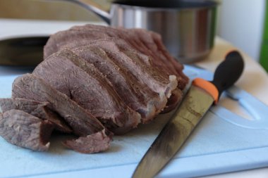 Kesme tahtasında dilimlenmiş sığır eti. Seçici odaklanma. Yakın çekim..