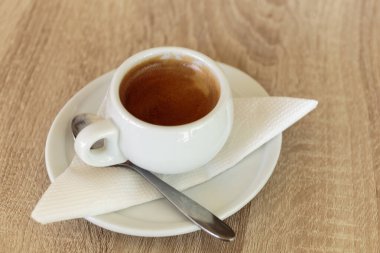 Tahta Masa 'da, Beyaz Kupa' da sade kahve. İş molası.