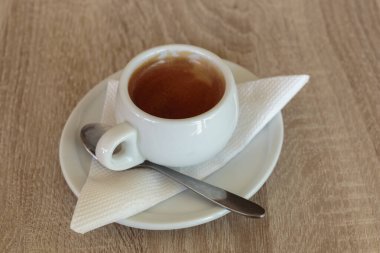 Tahta Masa 'da, Beyaz Kupa' da sade kahve. İş molası.