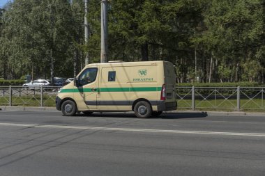 Saint-PETERSBURG, Rusya, 29 Mayıs 2018. Bankanın zırhlı aracının yan görüntüsü.