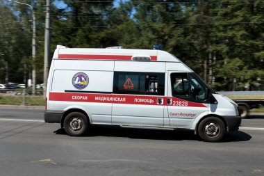 Saint-PETERSBURG, Rusya, 29 Mayıs 2018. Yoldaki Ambulans Arabasının yan görüntüsü.