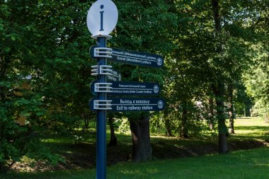 Saint Petersburg, Rusya 'daki Oranienbaum Eyalet Parkı' nda bir yön işareti..