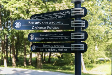 Saint Petersburg, Rusya 'daki Oranienbaum Eyalet Parkı' nda bir yön işareti..