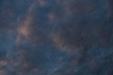 Altın ve bulanık bulutlar ve gölgeli akşam gökyüzü.