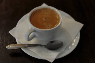 İş kahvaltısı için bir fincan kahve. Ahşap Arkaplan.