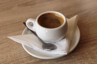 İş kahvaltısı için bir fincan kahve. Ahşap Arkaplan.