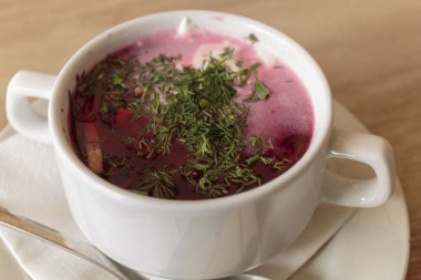 Pancar kremalı çorba, soğuk servis, yemek fotoğrafçılığı, tarif fikri. Kopyalama alanı olan üst görünüm.