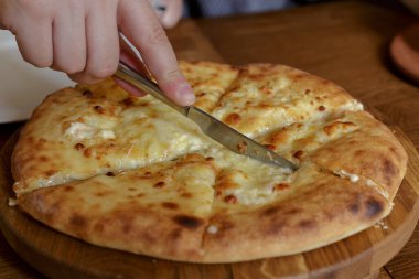 Restoranda beyaz tabakta peynirli sıcak pizza, İtalyan geleneksel aperatifi..