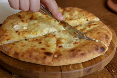 Restoranda beyaz tabakta peynirli sıcak pizza, İtalyan geleneksel aperatifi..