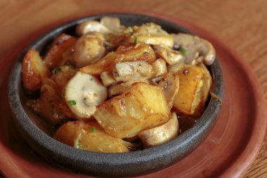 Patates ve mantarlı tava, kızarmış sebze, vejetaryen yemeği..