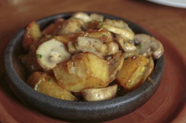 Patates ve mantarlı tava, kızarmış sebze, vejetaryen yemeği..