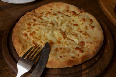 Masada taze peynirli pizza, İtalyan geleneksel aperatifi, yüksek açı manzaralı..