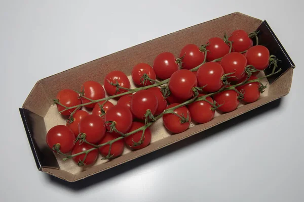 Las Ramas Los Tomates Rojos Maduros Recipiente Cartón Sobre Fondo — Foto de Stock
