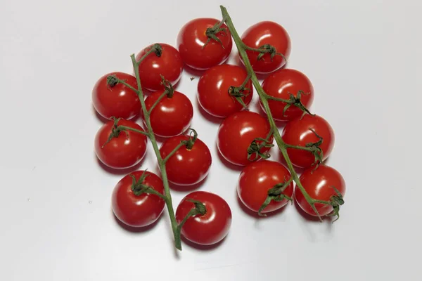 藤蔓上的红色有机生番茄 红色成熟番茄的分枝在白色背景上的特写 素食的概念 — 图库照片
