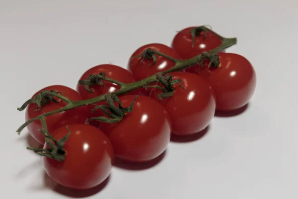 Rode Biologische Rauwe Tomaten Wijnstok Takken Van Een Rode Rijpe — Stockfoto