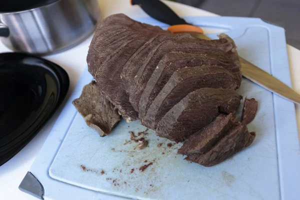 Kesme tahtasında dilimlenmiş sığır eti. Seçici odaklanma. Yakın çekim..