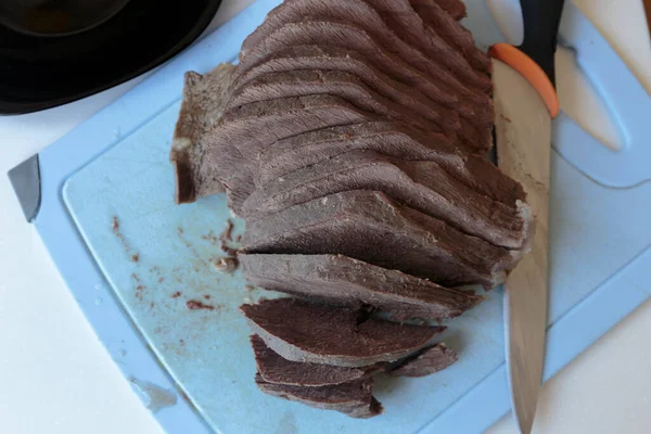 Kesme tahtasında dilimlenmiş sığır eti. Seçici odaklanma. Yakın çekim..