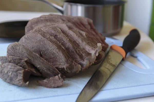 Kesme tahtasında dilimlenmiş sığır eti. Seçici odaklanma. Yakın çekim..