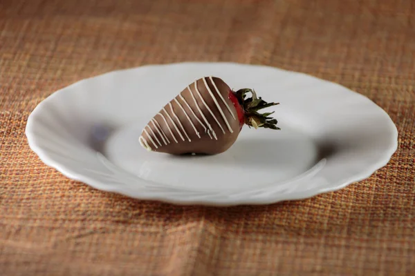 Jordgubbar Täckta Mjölkchoklad Läcker Dessert För Affärsmannen — Stockfoto
