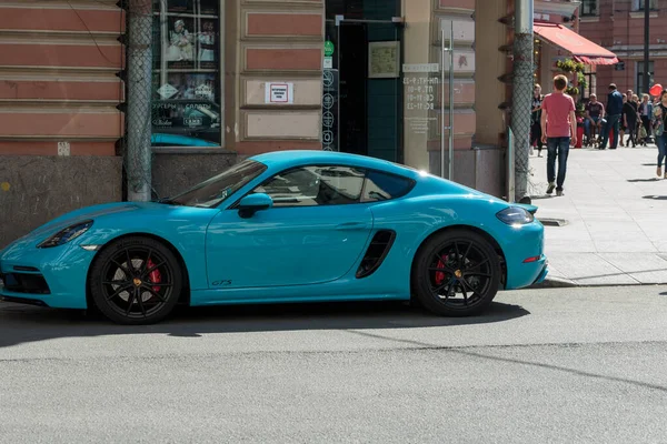 Aziz Peter Burgusu, Rusya, Mayıs 24, 2018. Şehir caddesinde spor araba..