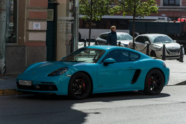 Aziz Peter Burgusu, Rusya, Mayıs 24, 2018. Şehir caddesinde spor araba..