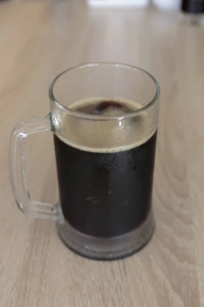 Caneca Úmida Uma Cerveja Escura Fresca Uma Mesa Madeira Pub — Fotografia de Stock