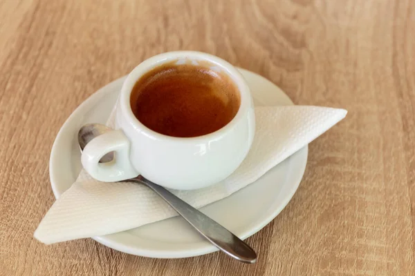 木製のテーブルの上の白いカップにブラックコーヒー お休み — ストック写真