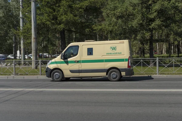 Saint-PETERSBURG, Rusya, 29 Mayıs 2018. Bankanın zırhlı aracının yan görüntüsü.