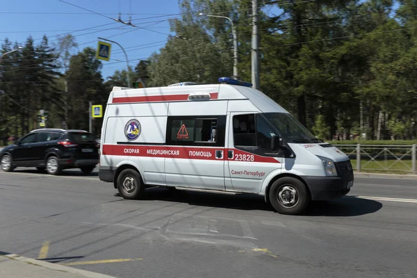 ロシアのサンクトペテルスブルグ 2018年5月29日 道路上の救急車の側面図 — ストック写真