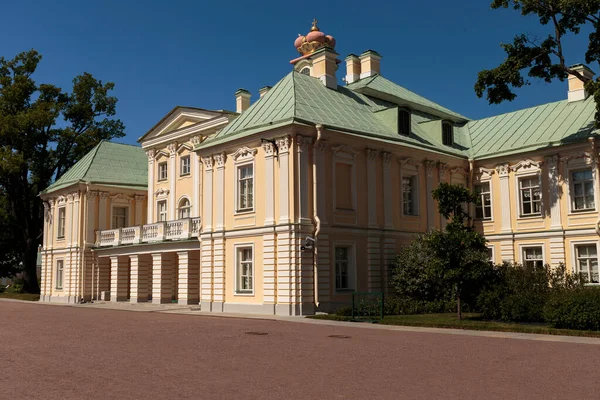Oranienbaum Eyalet Parkı 'ndaki Taş Köprü ve Ağaçlar, Saint Petersburg, Rusya.