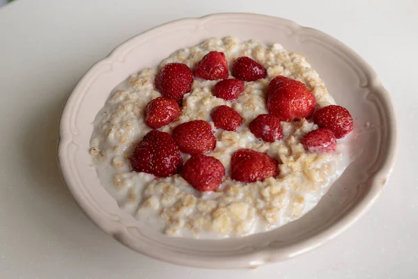 Haferbrei Auf Milch Mit Erdbeeren Perfekt Als Gesundes Frühstück — Stockfoto