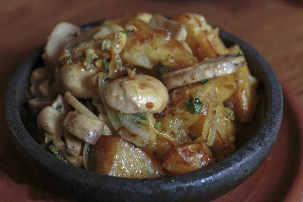 Patates ve mantarlı tava, kızarmış sebze, vejetaryen yemeği..