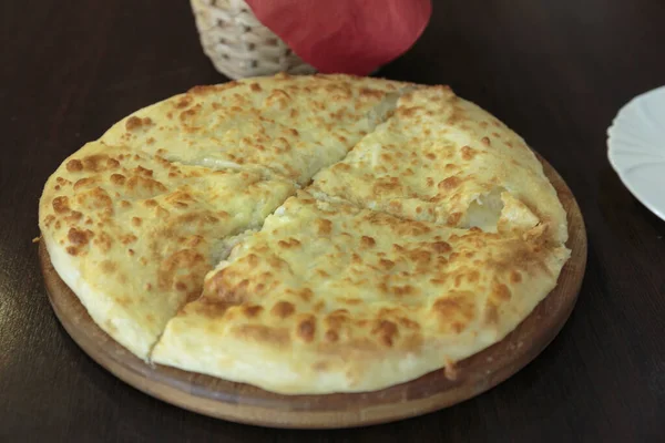 Masada taze peynirli pizza, İtalyan geleneksel aperatifi, yüksek açı manzaralı..