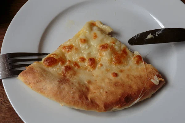 Шматок Свіжої Сирної Піци Тарілці Столі Італійський Традиційний Закусок Вигляд — стокове фото