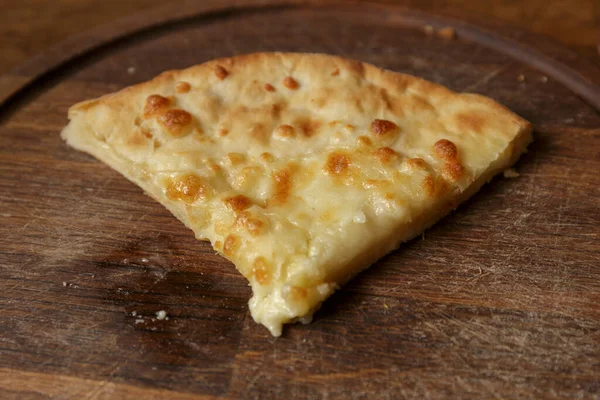 Шматок Свіжої Сирної Піци Тарілці Столі Італійський Традиційний Закусок Вигляд — стокове фото