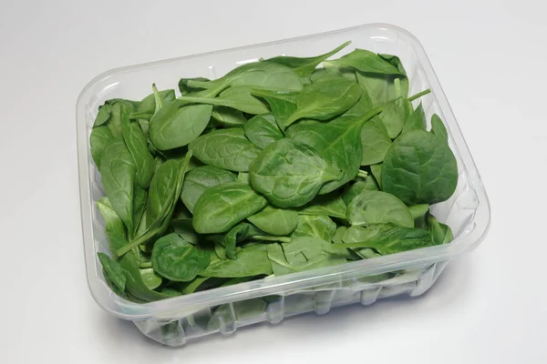 Spinat Einer Plastikverpackung Auf Weißem Hintergrund Verkaufsfertig Veganes Essen Geschäftskonzept Stockbild