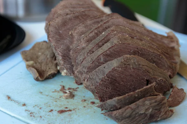 Gekochtes Rindfleisch Auf Einem Schneidebrett Scheiben Schneiden Selektiver Fokus Nahaufnahme Stockbild